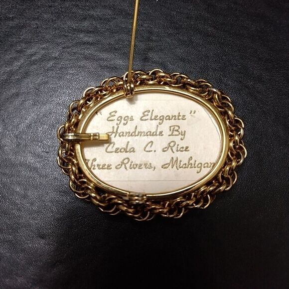 Handmade vintage painted egg brooch - Picture 7 of 8